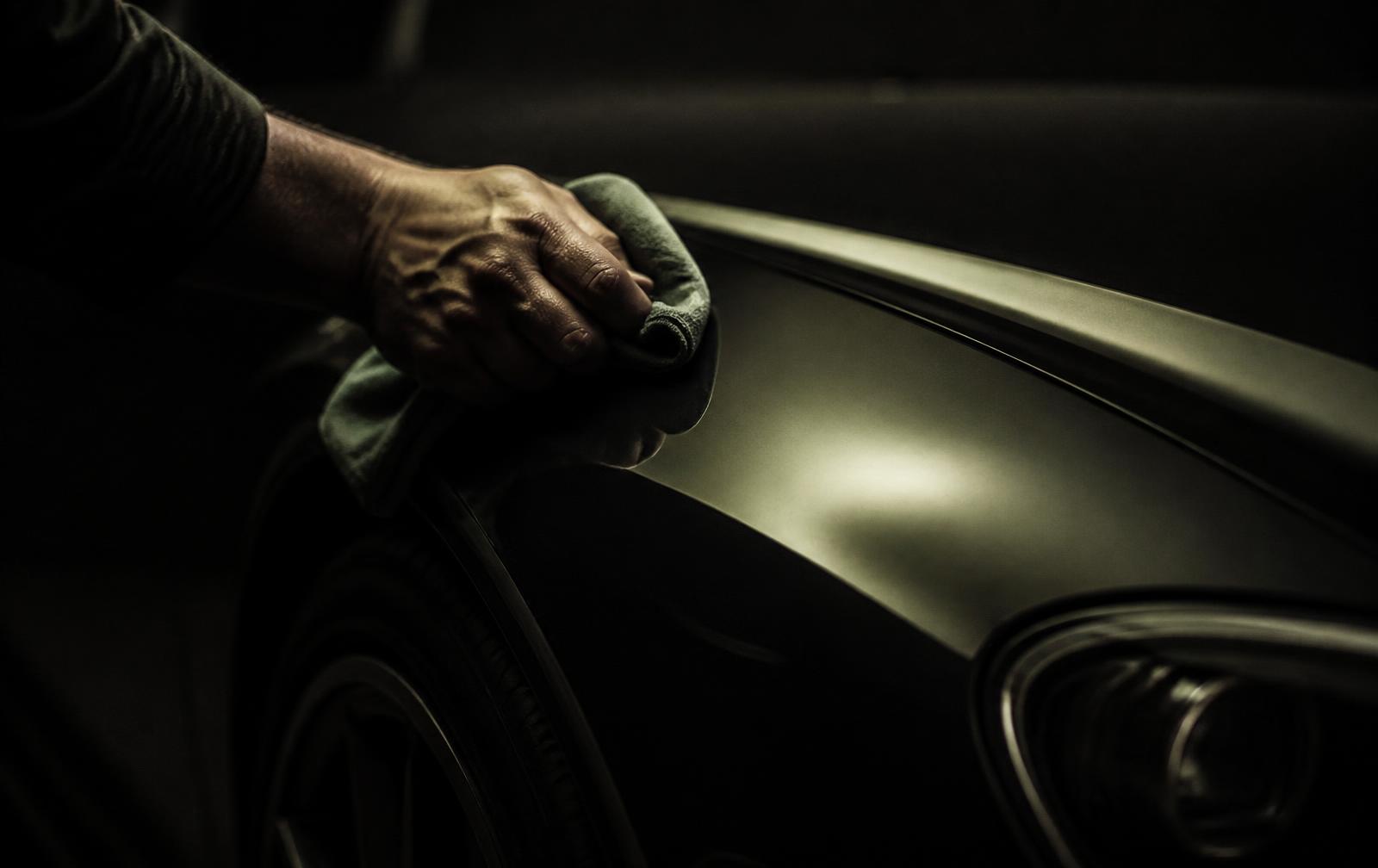 Detail van een auto die met zorg wordt afgewerkt